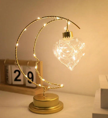 Charme céleste : veilleuse LED en fer forgé doré