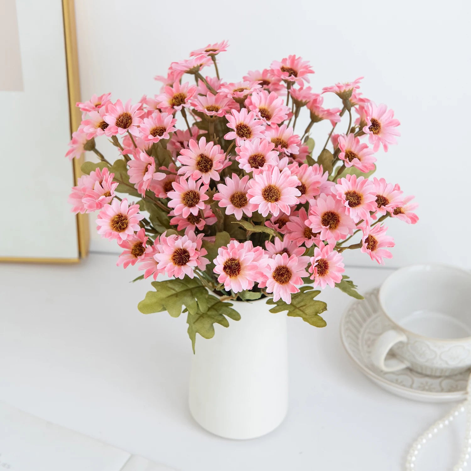 Artificial daisy flowers

Fake plant centrepieces

Wedding daisy bouquet

Handheld floral arrangement

Home party flower decor

Plastic daisies for vases

Festival flower bouquet

Maintenance-free home gifts

Artificial meadow flowers UK