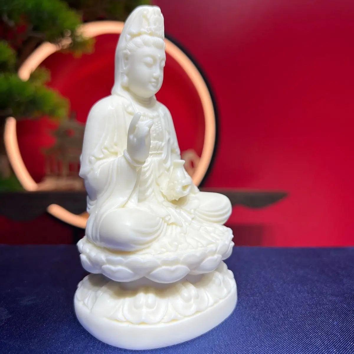 Protecteur serein : Statue de Bouddha Avalokitesvara en noix d'ivoire 