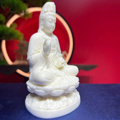 Protecteur serein : Statue de Bouddha Avalokitesvara en noix d'ivoire 