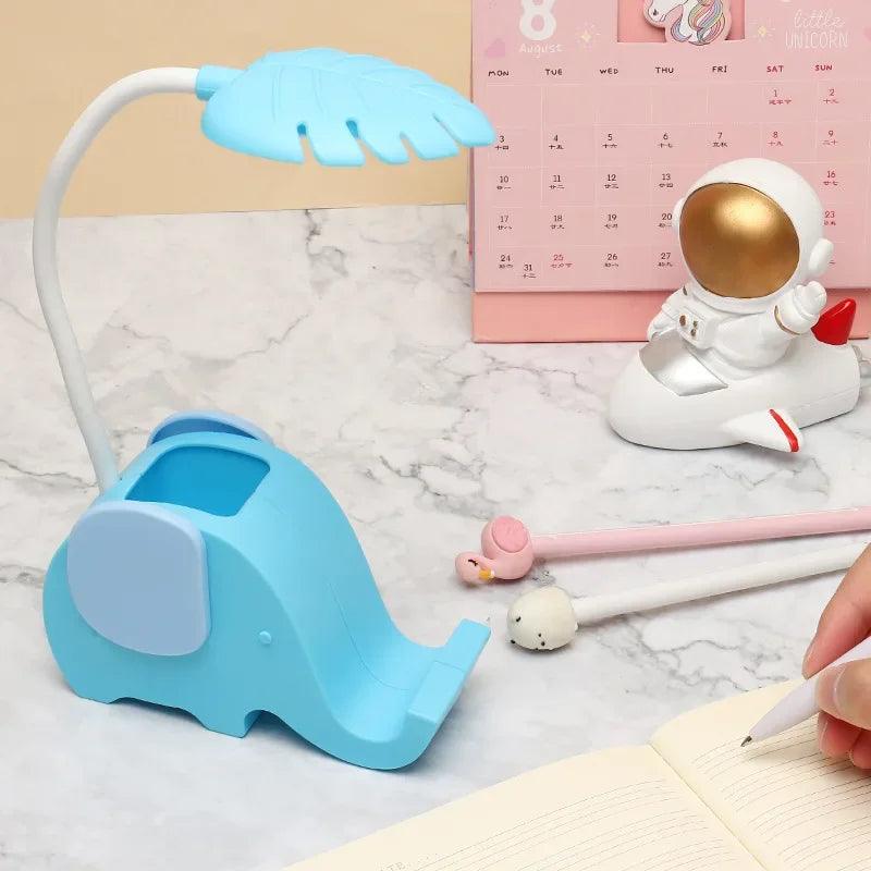 Touch-Controlled

Soft Glow

Safe

Rechargeable

Reading Atmosphere

Reading

Portable

Palavras-Chave: Night Light

LED Reading Light

LED book light

Kids' Bedrooms

Kids

Eye-Friendly

Easy to Use

Dimmable LED

Cozy

Colorful

Children

Bedtime Stories

Adjustable

