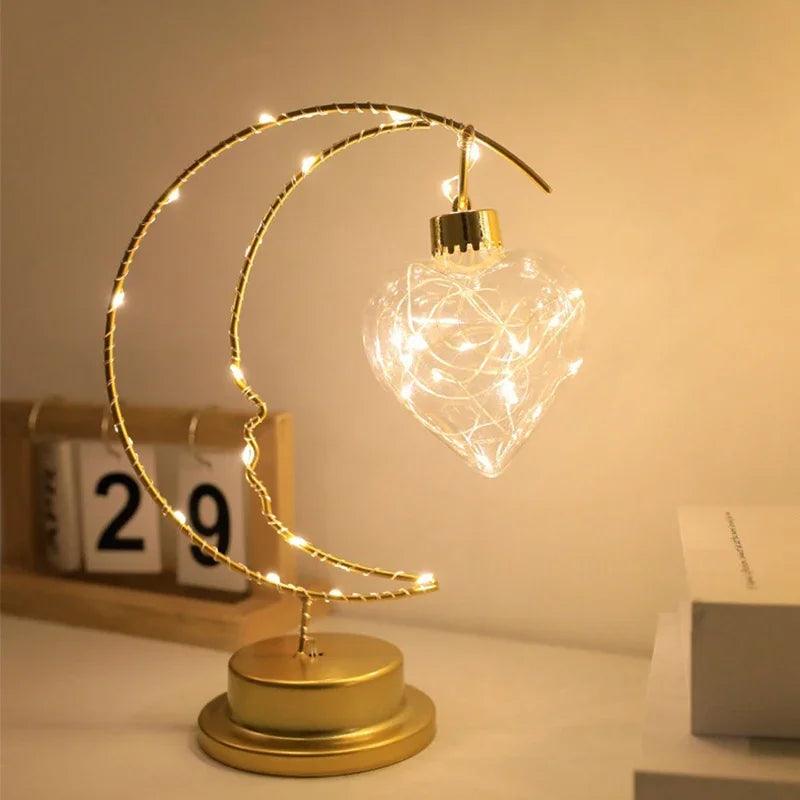 Charme céleste : veilleuse LED en fer forgé doré