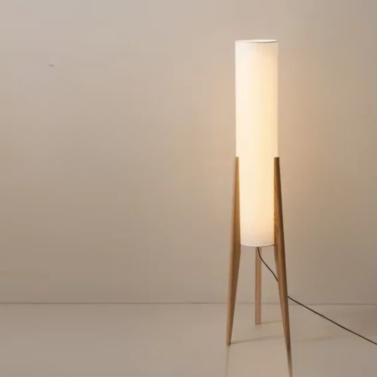  "Tripod & Cylinder" walnut floor lamp with white cylindrical fabric shade and dark solid wood tripod base on a white background

Mais alguma? 😊